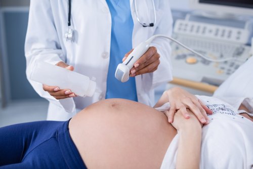 mulher-gravida-recebendo-uma-ultra-sonografia-no-estomago.jpg